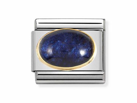 Ein ovaler Schmuckverschluss aus Edelstahl mit blauer Bergkristall-Details und goldener Umrandung, hergestellt von Nomination, Modell 030516 04 Classic.