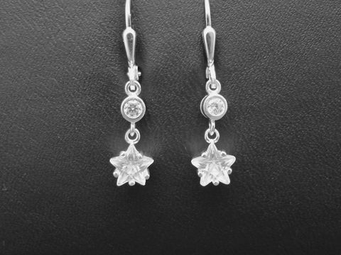 Silber Ohrringe in Sternform mit beidseitigen Zirkonia in weiss, bezauberndes Design, Hersteller Juwelier Harnisch, Ohrhänger mit funkelndem Stein für elegante Auftritte.