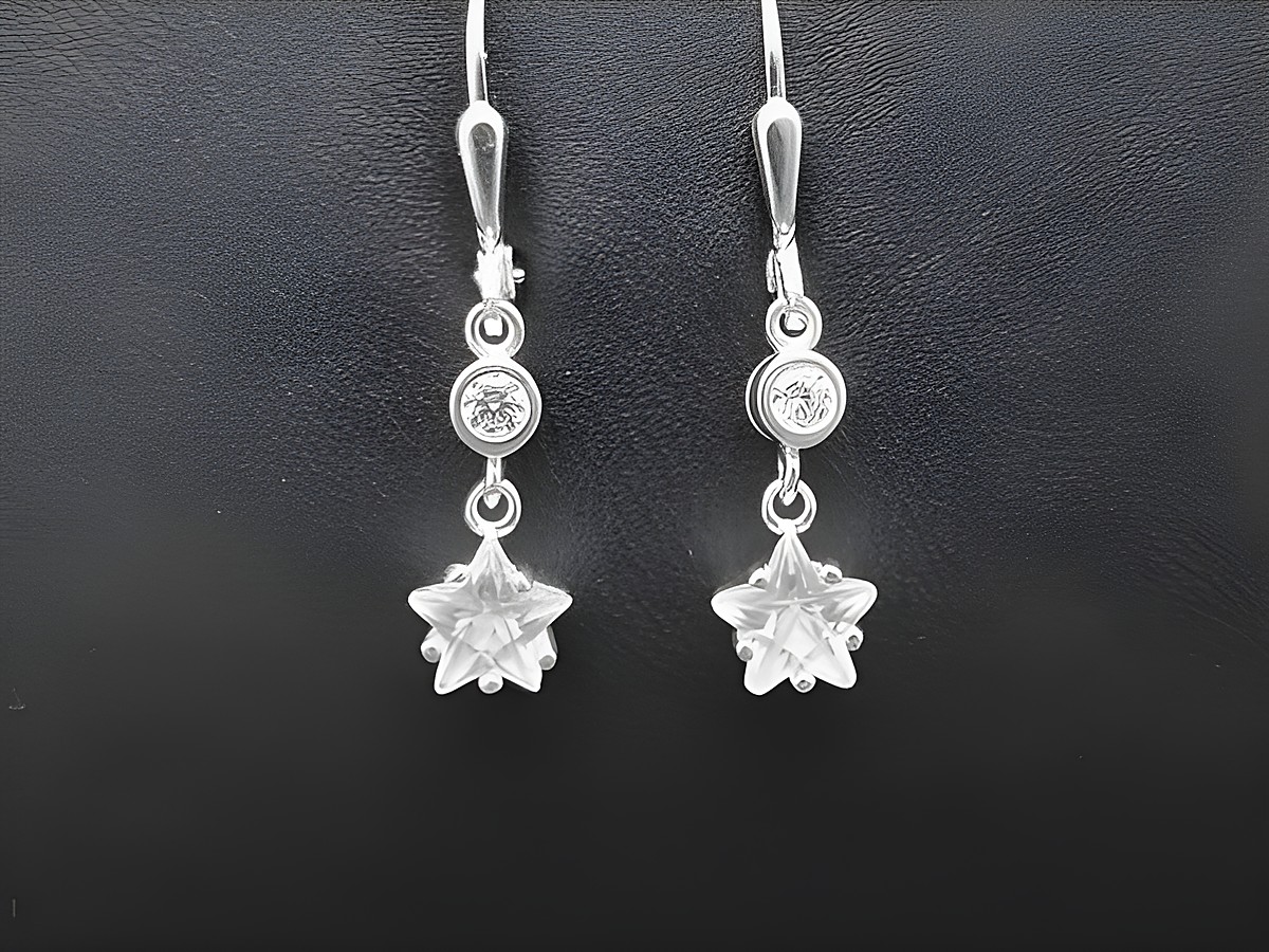 Silber Ohrringe in Sternform mit beidseitigen Zirkonia in weiss, bezauberndes Design, Hersteller Juwelier Harnisch, Ohrhänger mit funkelndem Stein für elegante Auftritte.
