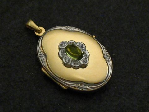 Peridot hellgrün Medaillon Cabochon Gold 333 bicolor mit Brillanten, Hersteller Juwelier Harnisch, edles Design, glänzende Oberfläche, eleganter Schmuck für besondere Anlässe.