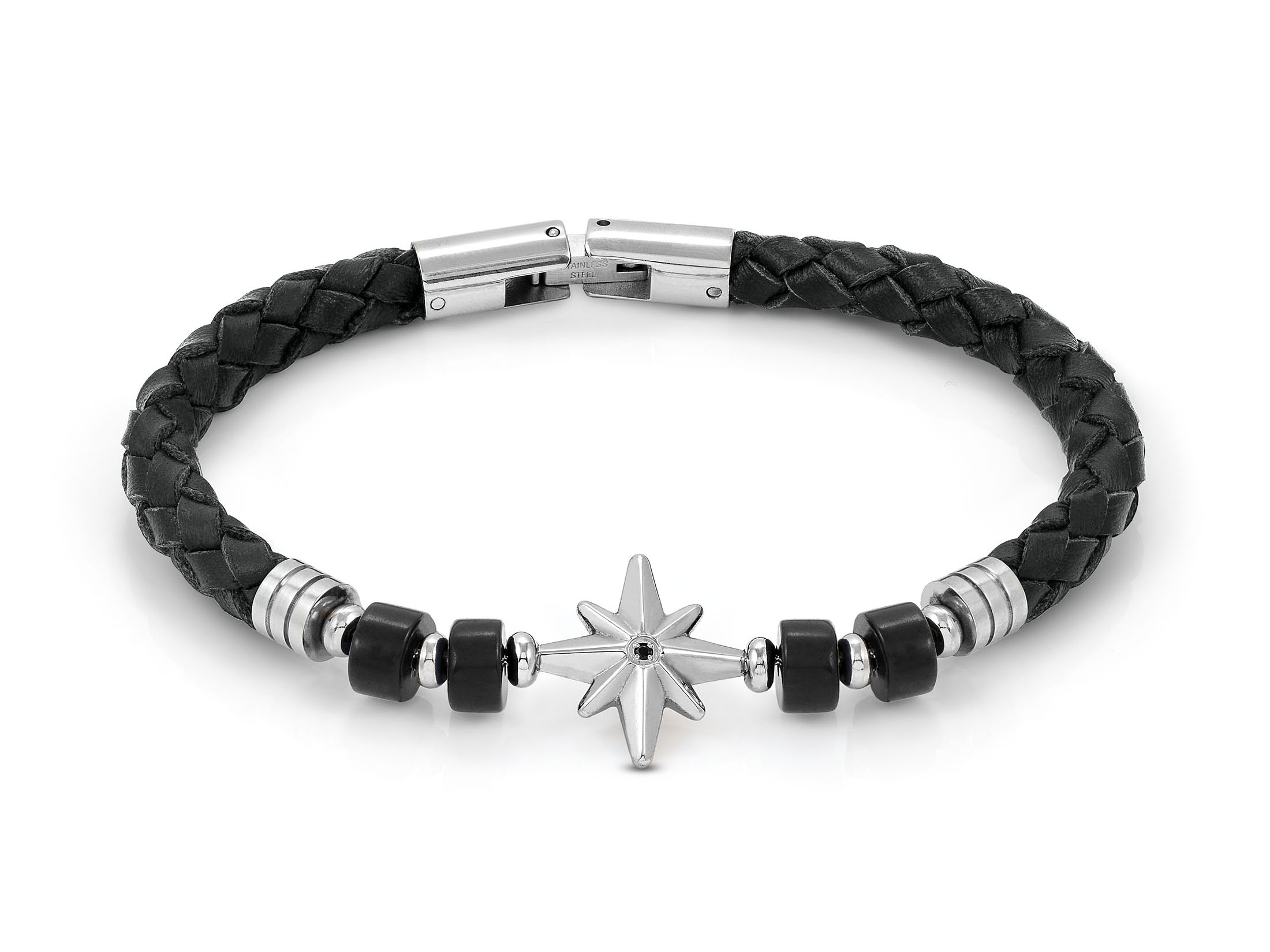 Lederarmband von Nomination in schwarzer Farbe mit geflochtenem Design, ausgestattet mit schwarzem Achat und einer silbernen Windrose als Anhänger, verstellbar von 19,5 bis 23 cm.