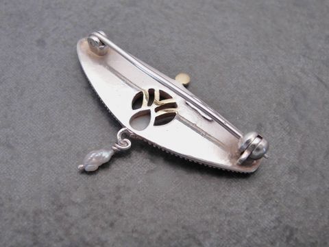Silber Brosche im Vintage-Stil mit dekorativem Lock, Opal und bicolor Süßwasser Zuchtperle, hergestellt vom Juwelier Harnisch. Elegantes und zeitloses Schmuckstück.