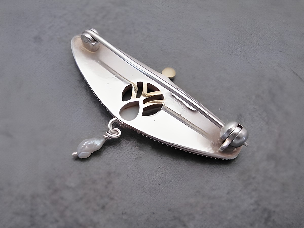 Silber Brosche im Vintage-Stil mit dekorativem Lock, Opal und bicolor Süßwasser Zuchtperle, hergestellt vom Juwelier Harnisch. Elegantes und zeitloses Schmuckstück. – Ansicht 2