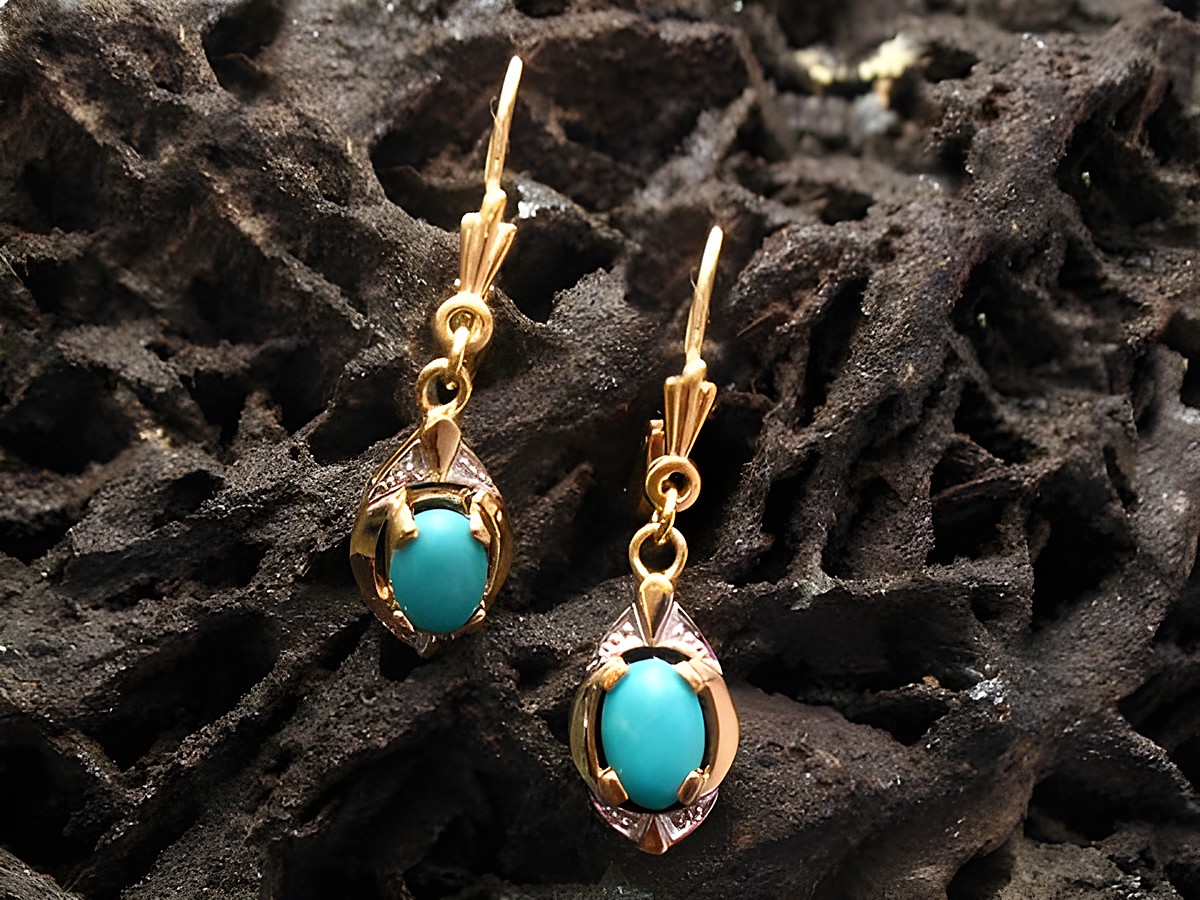Ohrringe klassisch Gold Ohrhänger mit Türkisstein von Juwelier Harnisch, elegant und zeitlos gestaltet, ideal für besondere Anlässe oder den täglichen Schick.