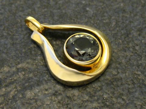Designer Goldanhänger 585 mit synth. Turmalin in Grün, Durchmesser 18 mm, von Juwelier Harnisch, modernes und elegantes Schmuckstück ideal für jeden Anlass.