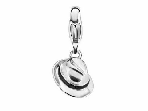 8839000-0 Silberner Charme in Form eines Trilby Huts von Ti Sento, detailreiche Gestaltung mit glänzender Oberfläche, ideal für das Anhängen an Armbändern oder Halsketten.