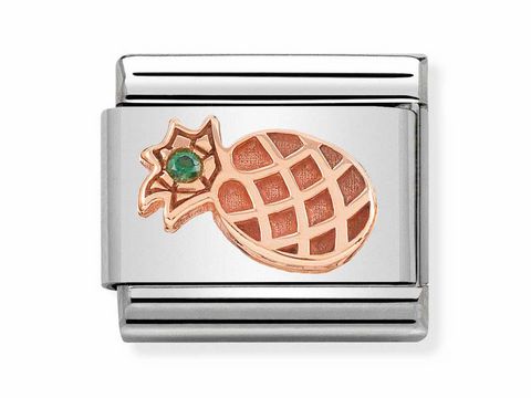 Das Bild zeigt ein Charm von Nomination in der Farbe Roségold mit einem Ananas-Motiv. Die Ananas ist detailreich gestaltet und mit einem Zirkonia-Stein verziert.