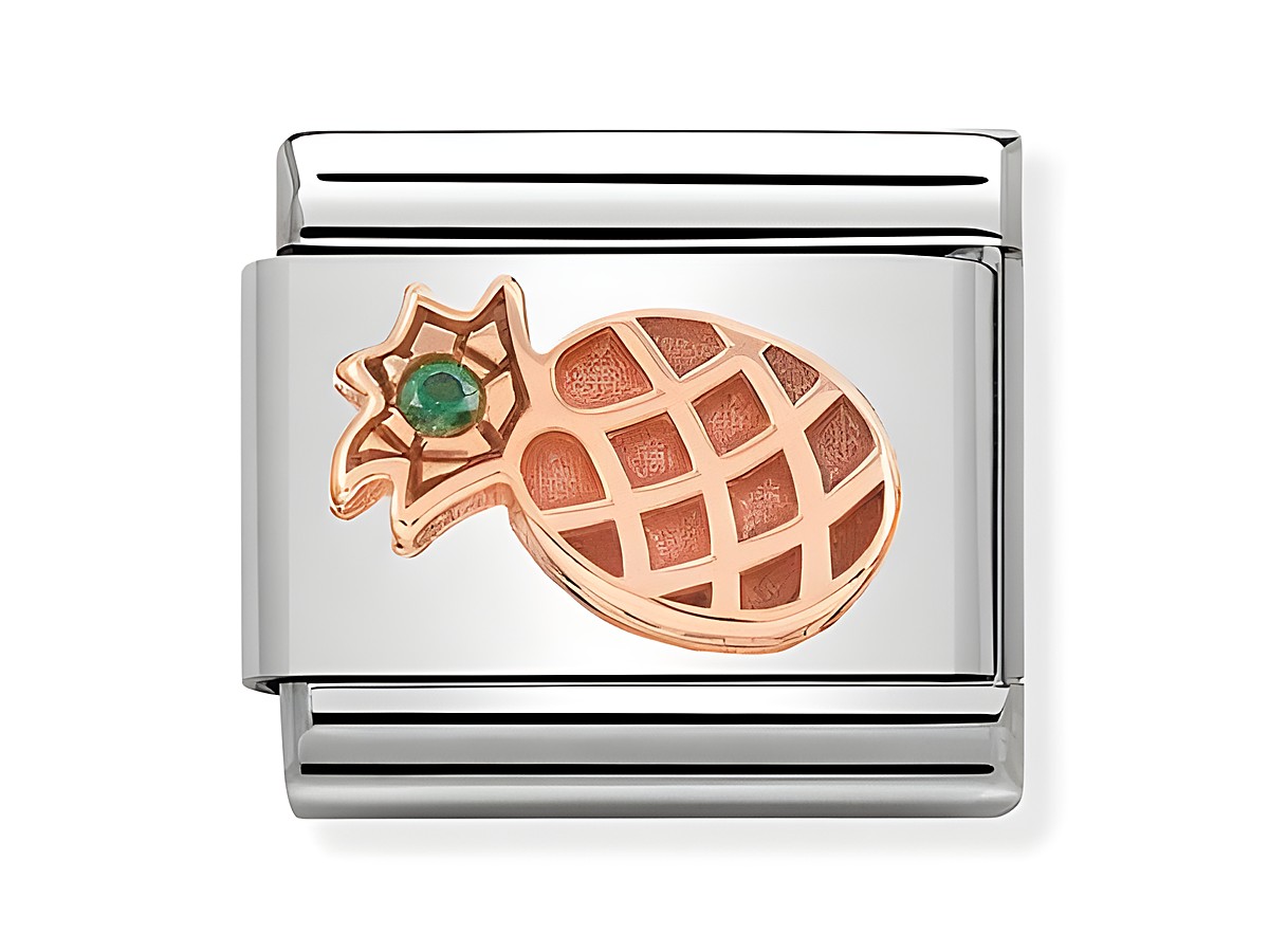 Das Bild zeigt ein Charm von Nomination in der Farbe Roségold mit einem Ananas-Motiv. Die Ananas ist detailreich gestaltet und mit einem Zirkonia-Stein verziert.