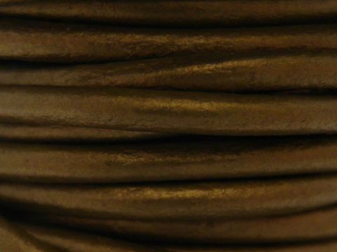 Lederband in Ockergrün, 27 cm lang und 3 mm dick, mit silbernem Bajonett, metallic glänzend, Hersteller Juwelier Harnisch, ideal für Schmuckgestaltung.