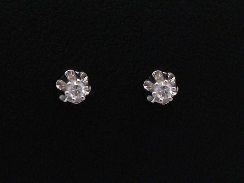 Ohrringe Diamant 0,04 ct. W/P1 in Blütenform aus Weißgold 585 vom Hersteller Juwelier Harnisch, elegant und zeitlos, perfekt für jeden Anlass.