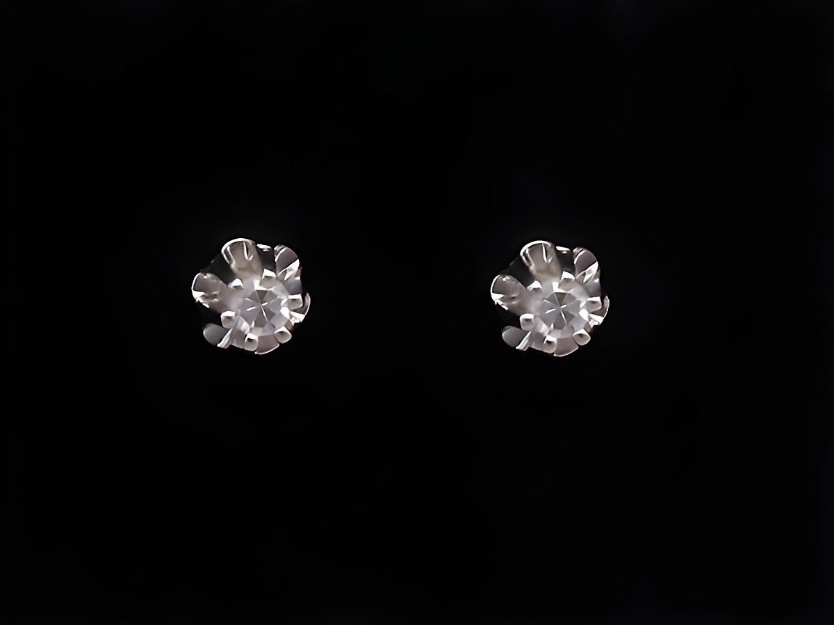 Ohrringe Diamant 0,04 ct. W/P1 in Blütenform aus Weißgold 585 vom Hersteller Juwelier Harnisch, elegant und zeitlos, perfekt für jeden Anlass.