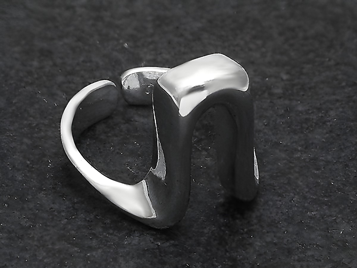 Silberring U-Form wenig verstellbar, Hersteller Juwelier Harnisch, ohne Stein, mit glänzender Oberfläche, schlichtes Design, ideal für jeden Anlass.