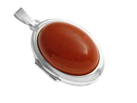 Jaspis Cabochon in einem rhodinierten Sterling Silber Medaillon, gefertigt vom Juwelier Harnisch, elegant und zeitlos, ideal als Schmuckstück für besondere Anlässe.