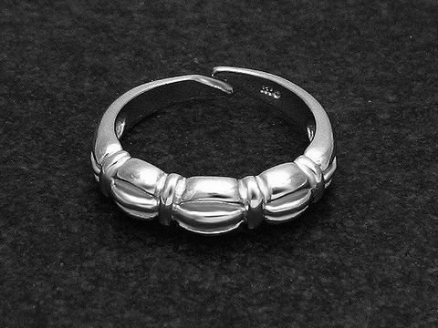 Silberring mit Zopf-Muster in rhodiniertem Finish, minimal verstellbar, ohne Stein, vom Hersteller Juwelier Harnisch, elegant und zeitlos.