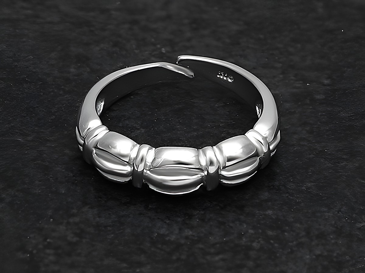 Silberring mit Zopf-Muster in rhodiniertem Finish, minimal verstellbar, ohne Stein, vom Hersteller Juwelier Harnisch, elegant und zeitlos.