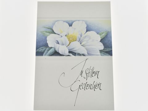 Eine Trauerkarte mit einer weißen Seerose und der Inschrift In stillem Gedenken, sanftes Design in pastellfarbenem Hintergrund, von Juwelier Harnisch, elegant und einfühlsam gestaltet.