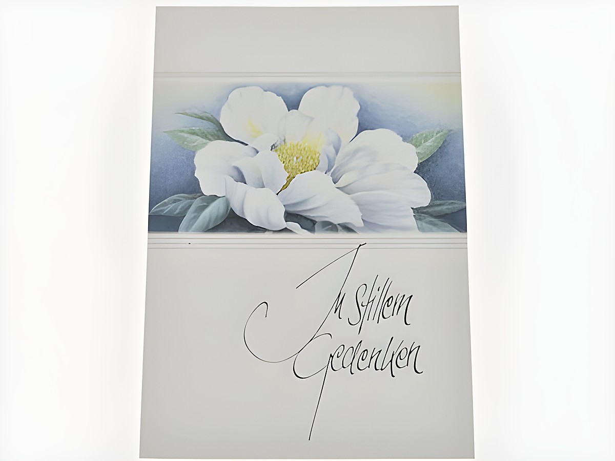 Eine Trauerkarte mit einer weißen Seerose und der Inschrift In stillem Gedenken, sanftes Design in pastellfarbenem Hintergrund, von Juwelier Harnisch, elegant und einfühlsam gestaltet.