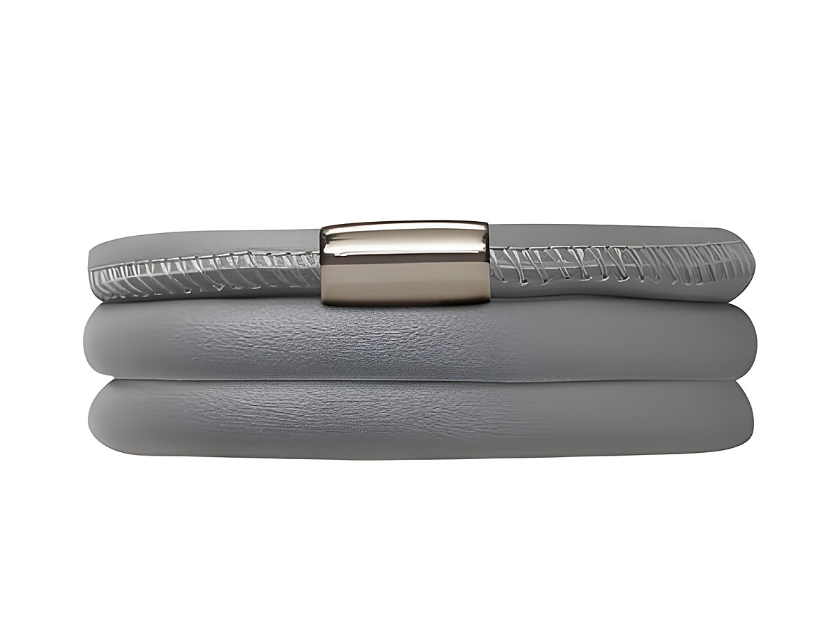 Endless Lederarmband in Grey Triple mit einer Länge von 54 cm, aus Edelstahl in Silber. Das Armband ist dreifach gewickelt und hat einen eleganten, modernen Look.