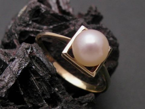Gold Perlen Ring aus 585er Gold mit einer 6,6 mm großen Zuchtperle in der Größe 55, Modell Perlentraum vom Juwelier Harnisch, geeignet bis Größe 56/18.