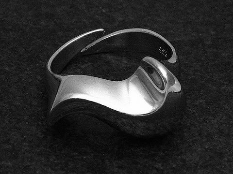 Silberner Ring in geschwungener Form, leicht verstellbar, rhodiniert, ohne Stein, von Juwelier Harnisch, elegant und modern, ideal für besondere Anlässe.