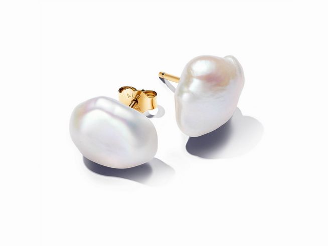 Zwei barocke Süßwasserzuchtperlen Ohrringe in Gelbgold vergoldet mit weißen Zuchtperlen, elegant und zeitlos, ideal für einen stilvollen Look aus der Pandora ESSENCE Kollektion.