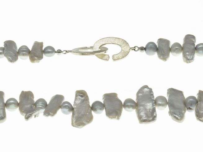 Perlenkette aus Süßwasser-Zuchtperlen in Grau mit einer Länge von 52 cm, Perlengrößen zwischen 5 und 21,5 mm, verz ornamentiert mit einem silbernen Verschluss, Hersteller Juwelier Harnisch.