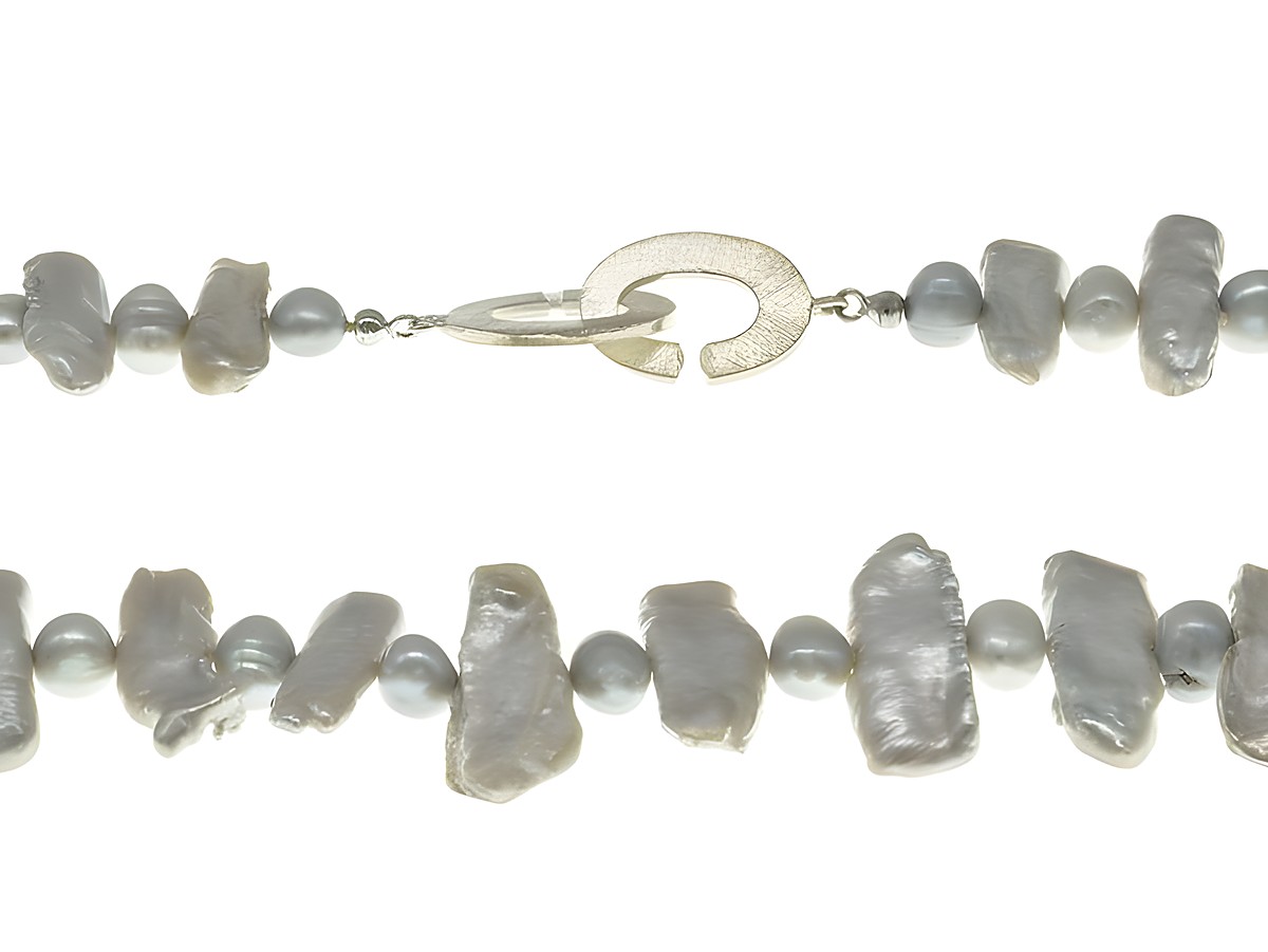 Perlenkette aus Süßwasser-Zuchtperlen in Grau mit einer Länge von 52 cm, Perlengrößen zwischen 5 und 21,5 mm, verz ornamentiert mit einem silbernen Verschluss, Hersteller Juwelier Harnisch.