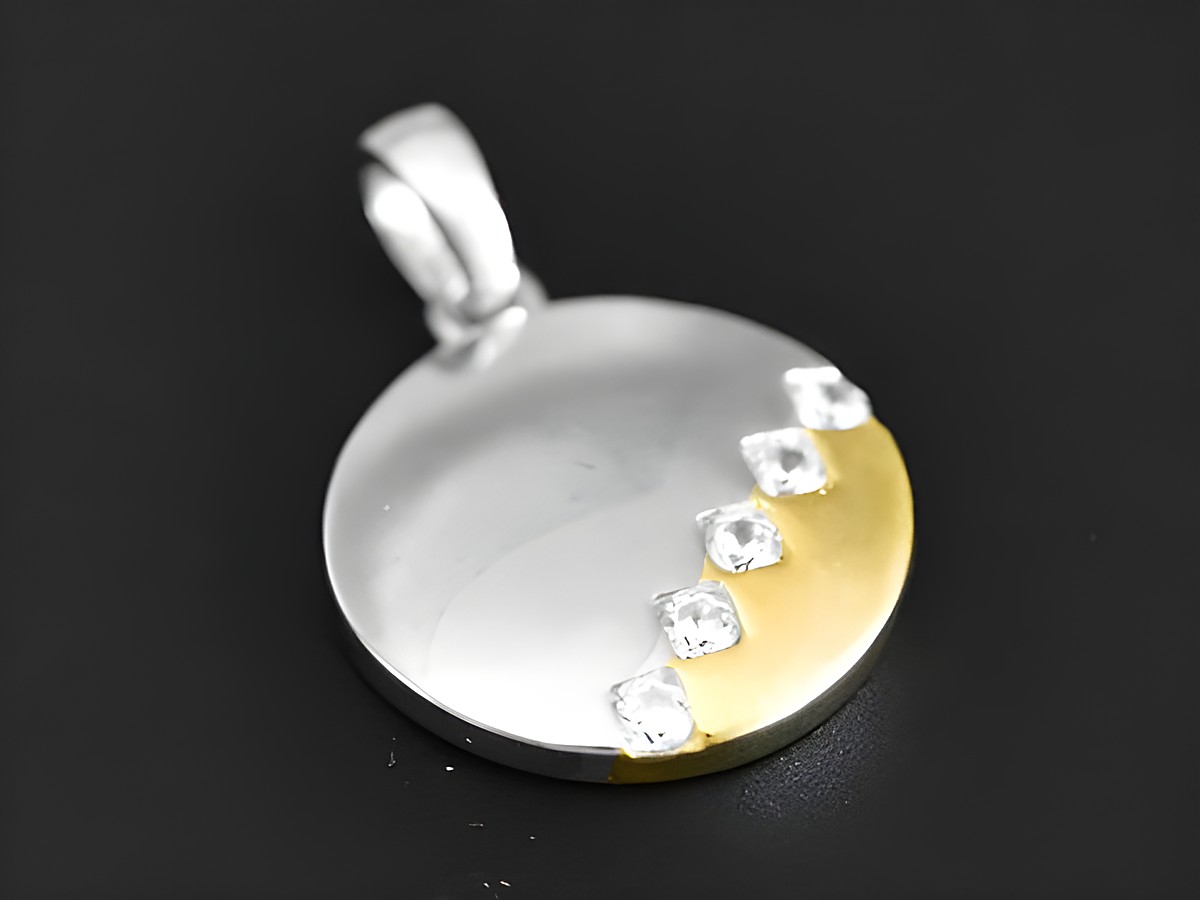 Eleganter Kreis Silber Anhänger, rhodiniert mit Zirkonia, besonderes Design, Hersteller Juwelier Harnisch. Ideal für stilvolle Akzente im Schmuck.