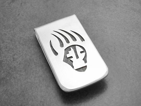Silber Geldscheinklammer im Hopi-Style mit Bärentatze, gefertigt vom Juwelier Harnisch. Elegantes Design kombiniert mit kulturellem Flair, ideal für den stilbewussten Träger.