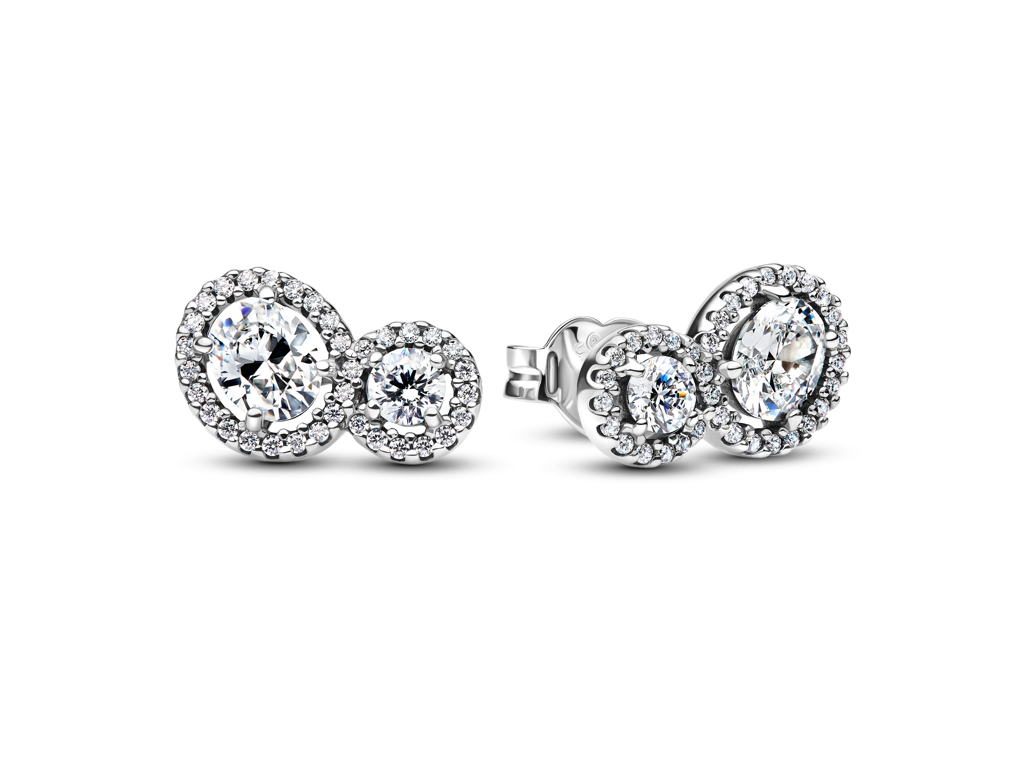 Pandora 293774C01 Ohrringe in Sterling Silber mit Zirkonia, designet als umarmende Halo-Ohrstecker, funkelnde Steine in ovaler und runder Form, elegant und zeitlos.