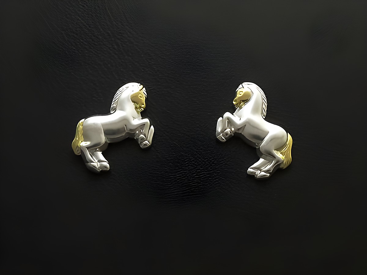 Pferd Ohrstecker aus Sterling Silber mit detailreicher Darstellung eines aufrechten Pferdes, geeignet für Kinder, Hersteller Juwelier Harnisch.