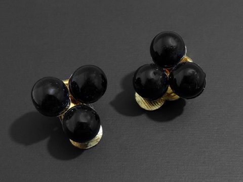 Modeschmuck Ohrclip elegant schwarz mit Zuchtperlenimitation vom Hersteller Juwelier Harnisch, ideal für festliche Anlässe und macht jedes Outfit besonders.