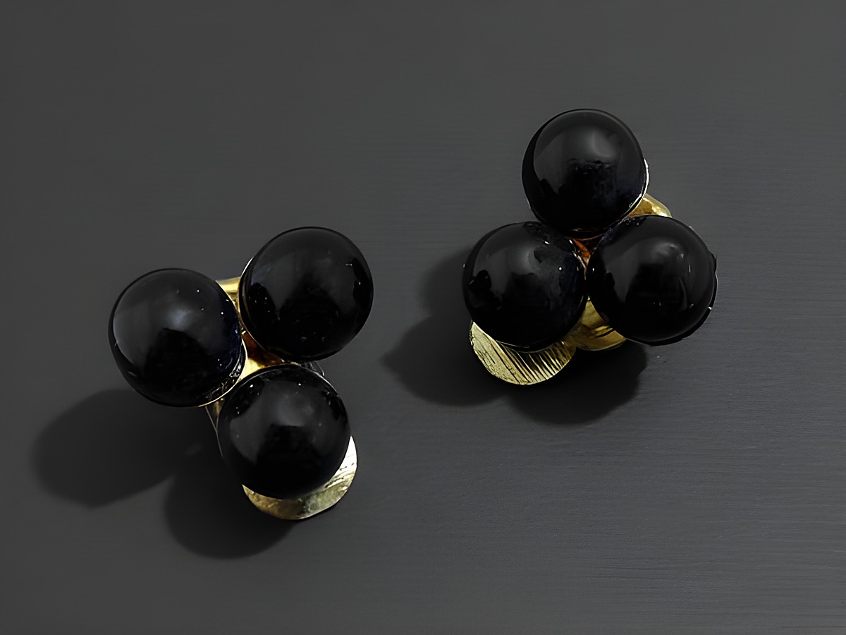 Modeschmuck Ohrclip elegant schwarz mit Zuchtperlenimitation vom Hersteller Juwelier Harnisch, ideal für festliche Anlässe und macht jedes Outfit besonders.