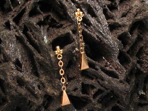 Originelle Ohrhänger aus echt Gold vom Juwelier Harnisch, ohne Stein, mit einem eleganten Design in Form von kleinen Dreiecken, die an einer feinen Kette hängen.