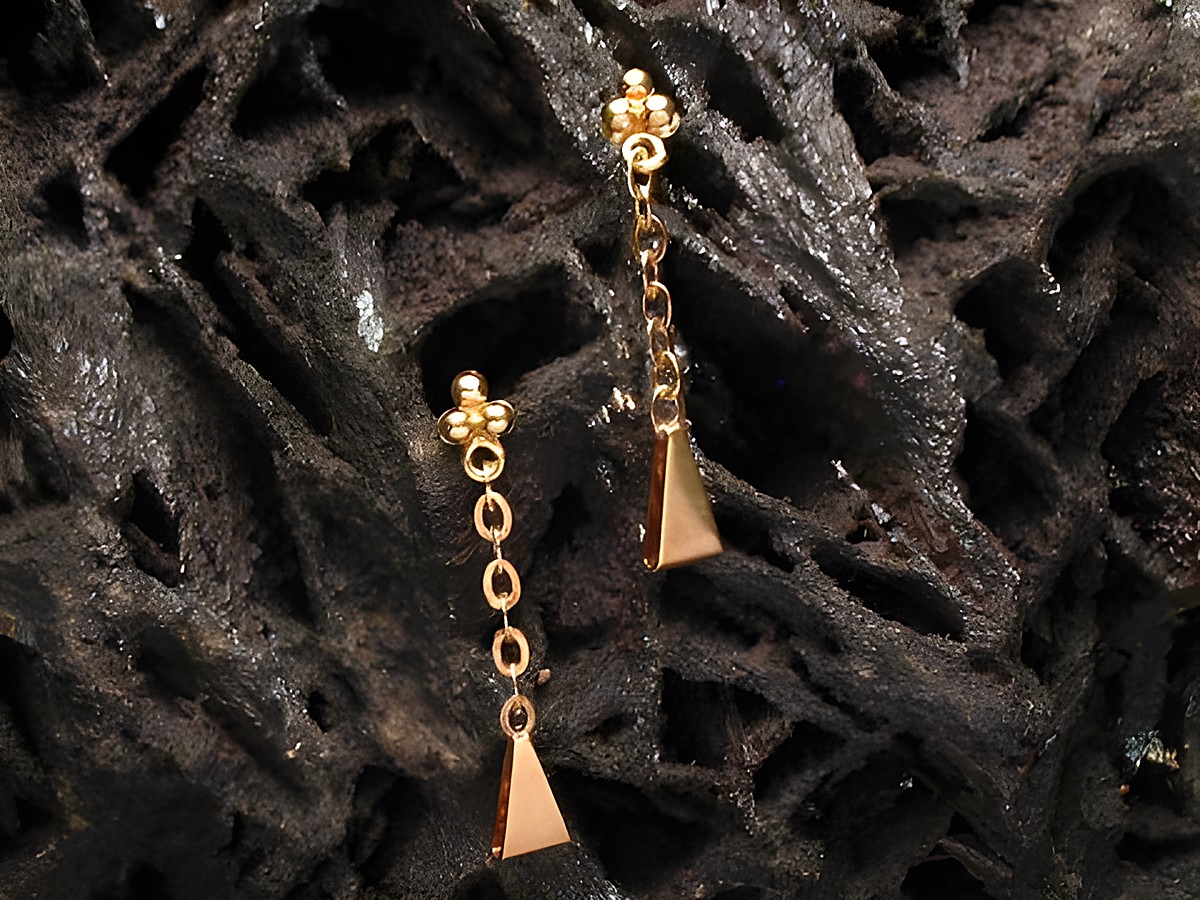 Originelle Ohrhänger aus echt Gold vom Juwelier Harnisch, ohne Stein, mit einem eleganten Design in Form von kleinen Dreiecken, die an einer feinen Kette hängen.