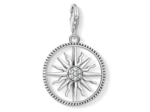 Charm-Anhänger von Thomas Sabo in Silber mit strahlender Sonne und funkelndem Zirkonia-Stein in der Mitte, ideal für Schmuckliebhaber und als stilvolles Accessoire.