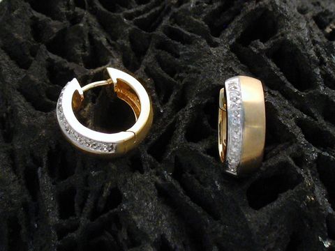 Bicolor Graziöse Creolen mit einem Durchmesser von 1,6 cm aus Gold 585, verziert mit Brillanten, Hersteller Juwelier Harnisch, elegant und stilvoll, bis 25 mm.