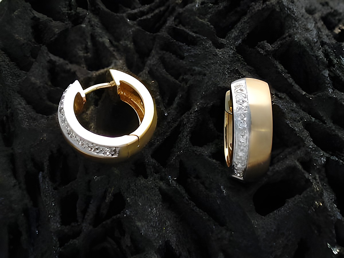 Bicolor Graziöse Creolen mit einem Durchmesser von 1,6 cm aus Gold 585, verziert mit Brillanten, Hersteller Juwelier Harnisch, elegant und stilvoll, bis 25 mm.
