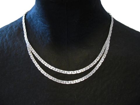 Zwei reihige Collier Kette aus Silber, Designerschmuck vom Juwelier Harnisch, präsentiert auf einer dunklen Bustier-Puppe, mit einem eleganten und zeitlosen Muster.