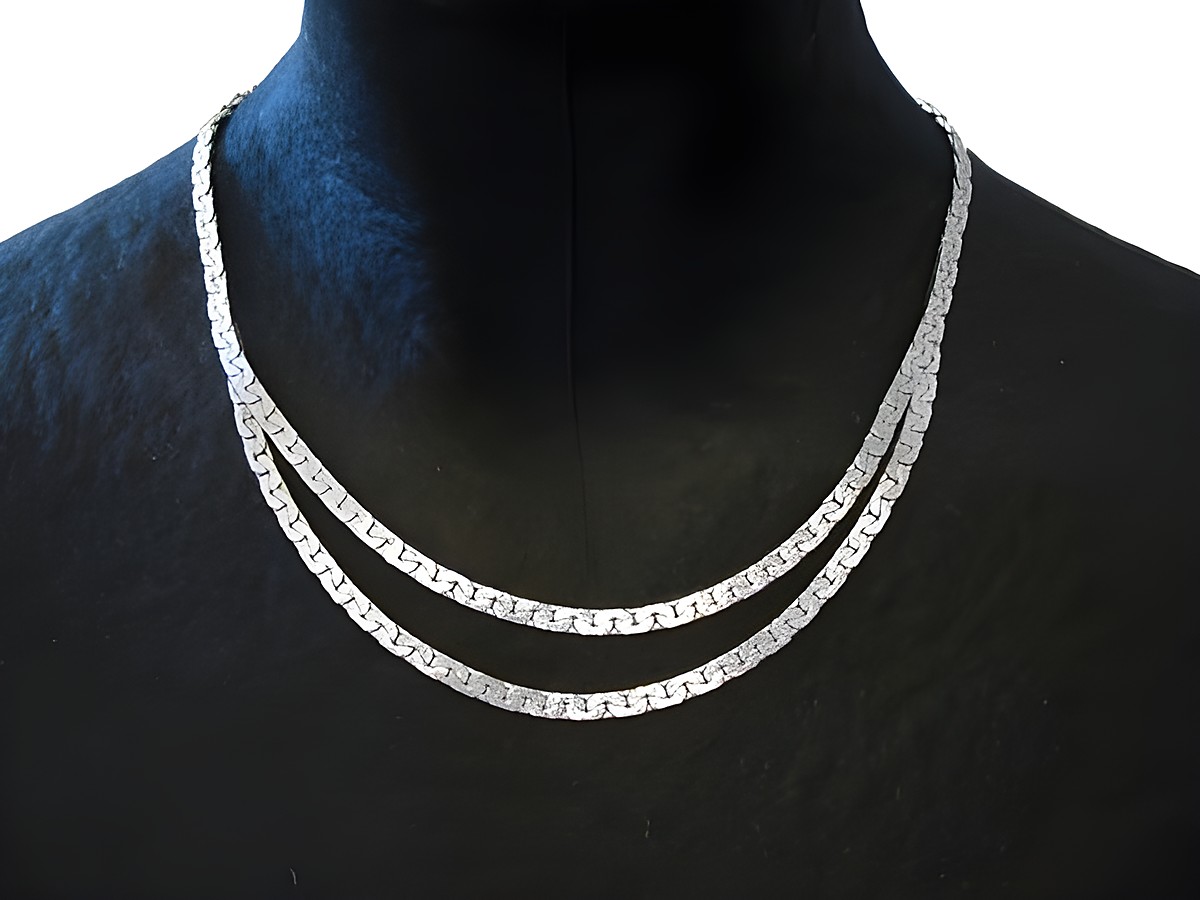 Zwei reihige Collier Kette aus Silber, Designerschmuck vom Juwelier Harnisch, präsentiert auf einer dunklen Bustier-Puppe, mit einem eleganten und zeitlosen Muster.