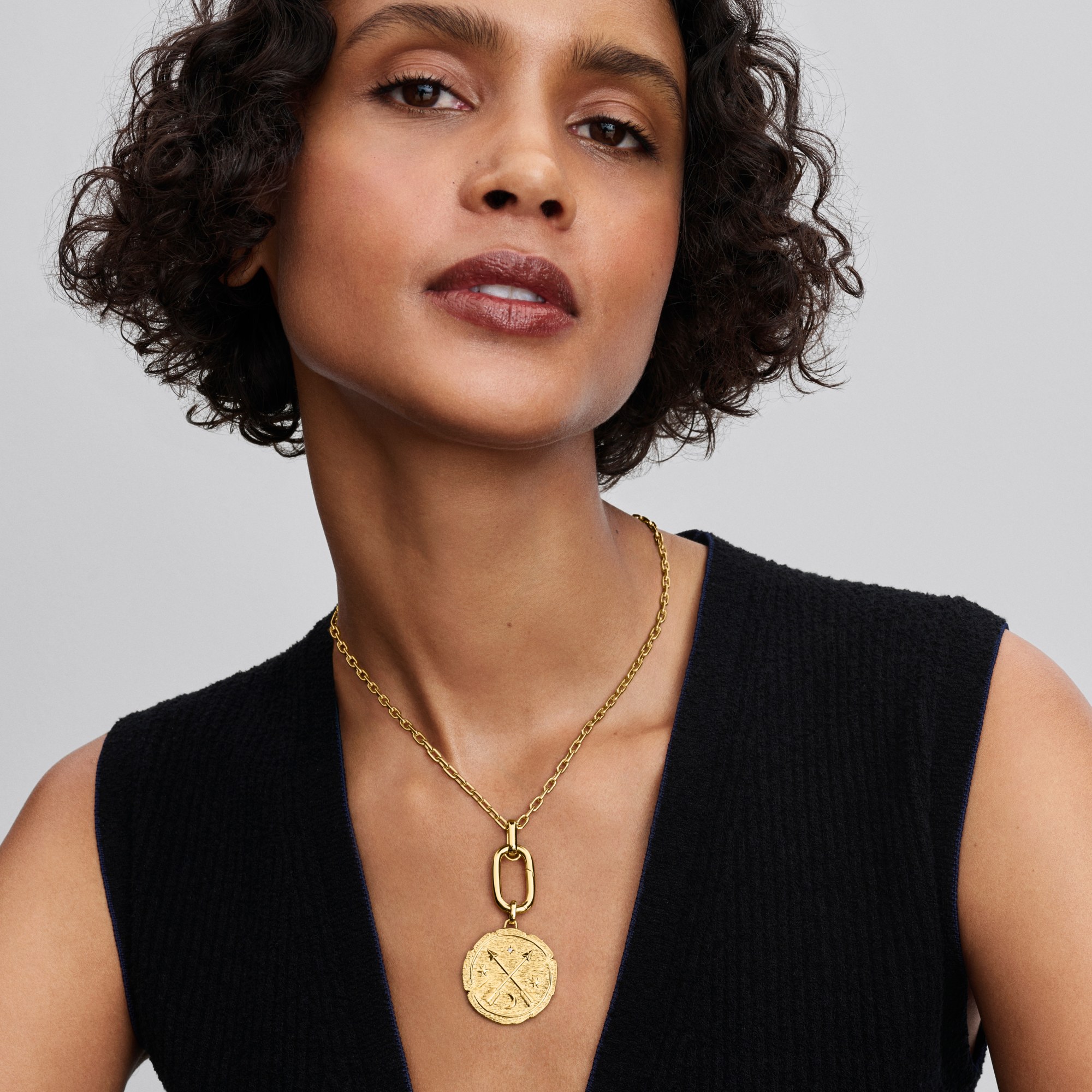 Pandora Me - Gekreuzte Pfeile Großes Medaillon-Charm - Gelbgold Vergoldung - Zirkonia - AD MELIORA – Ansicht 3