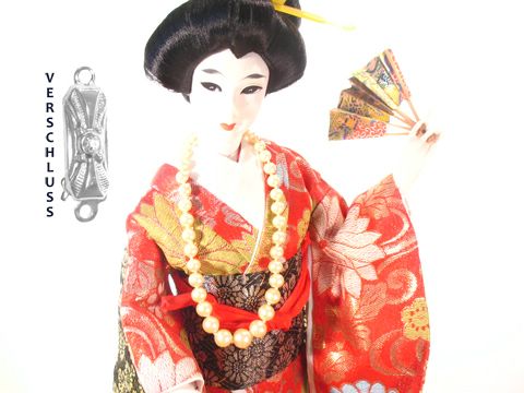 Perlenkette geknotet mit verlaufendem Silberverschluss 48cm, Hersteller Juwelier Harnisch, Zuchtperlen aus Modeschmuck, abgebildet an einer Puppe in traditioneller Kleidung mit Fächer.