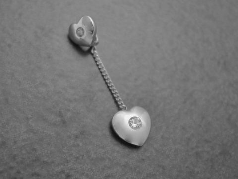 Doppelherzanhänger aus rhodiniertem Sterling Silber mit Zirkonia, verbunden durch eine feine Kette, Hersteller Juwelier Harnisch, ideal für elegante Anlässe.