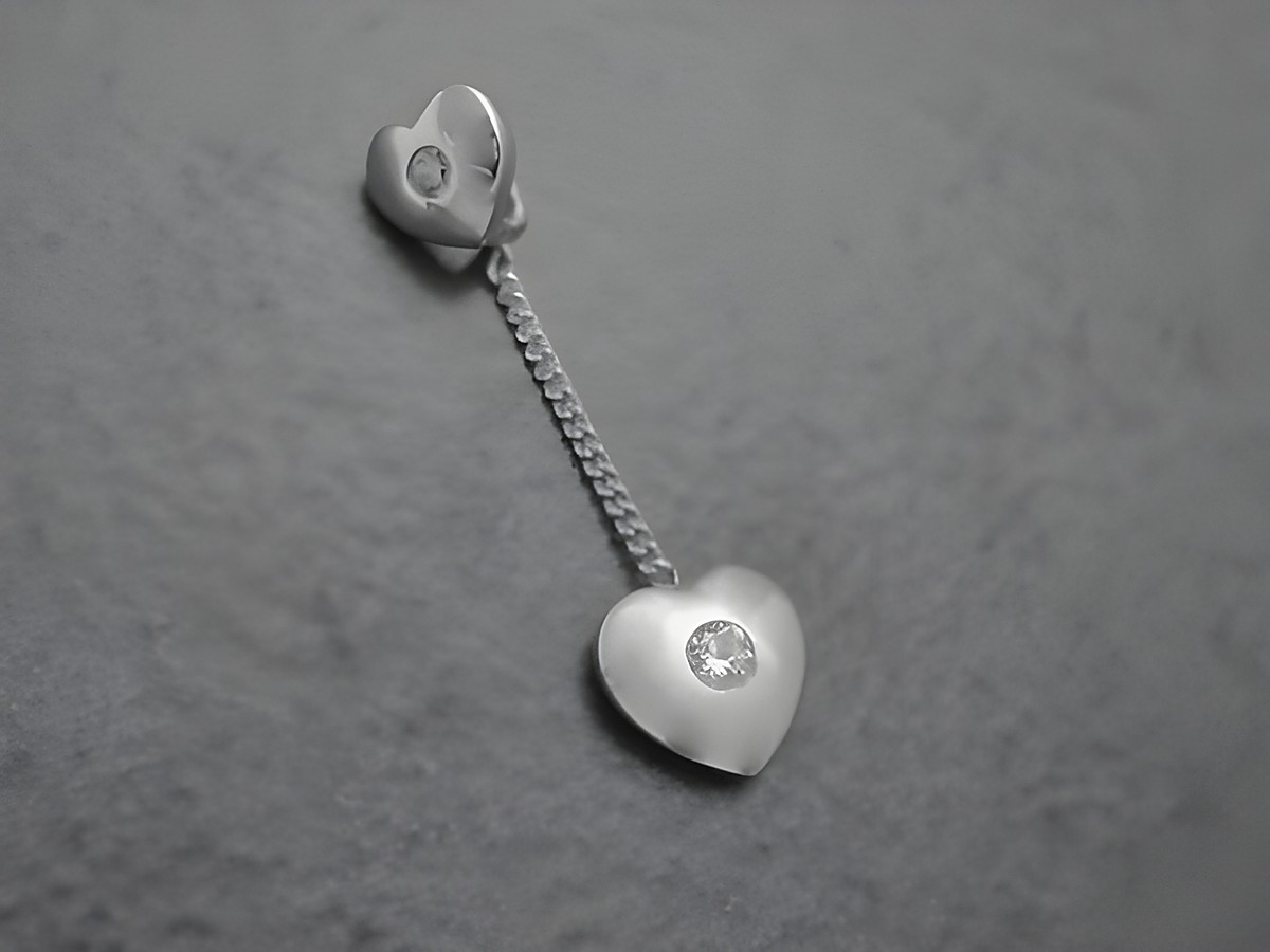 Doppelherzanhänger aus rhodiniertem Sterling Silber mit Zirkonia, verbunden durch eine feine Kette, Hersteller Juwelier Harnisch, ideal für elegante Anlässe.