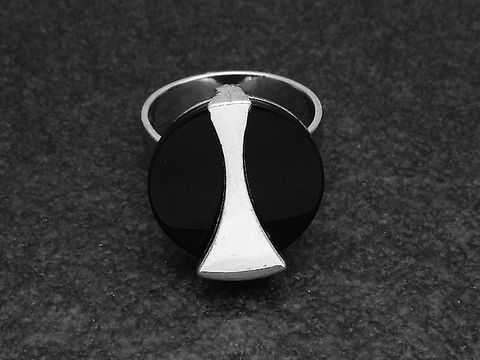 Futuristischer Silberring mit verstellbarem Band und schwarzem Onyxstein, Hersteller Juwelier Harnisch, mit rhodinierten Details.