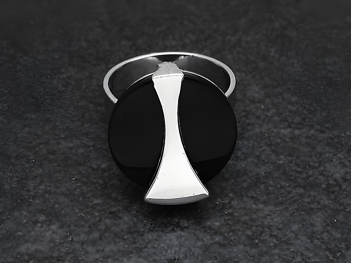 Futuristischer Silberring mit verstellbarem Band und schwarzem Onyxstein, Hersteller Juwelier Harnisch, mit rhodinierten Details.
