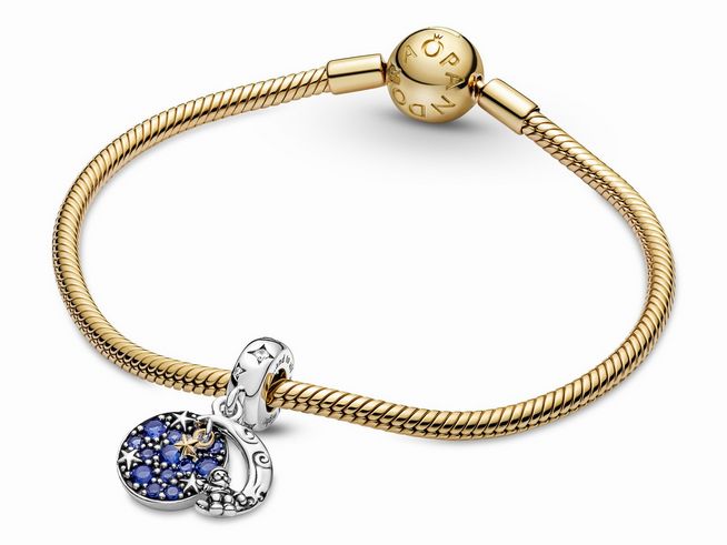 Pandora Charm Anhänger 769648C01 - Santa Claus On The Moon - Doppelanhänger in Silber und Gelbgold Vergoldung mit bunten Kristallen, ideal für eine besondere Schmuckkollektion.