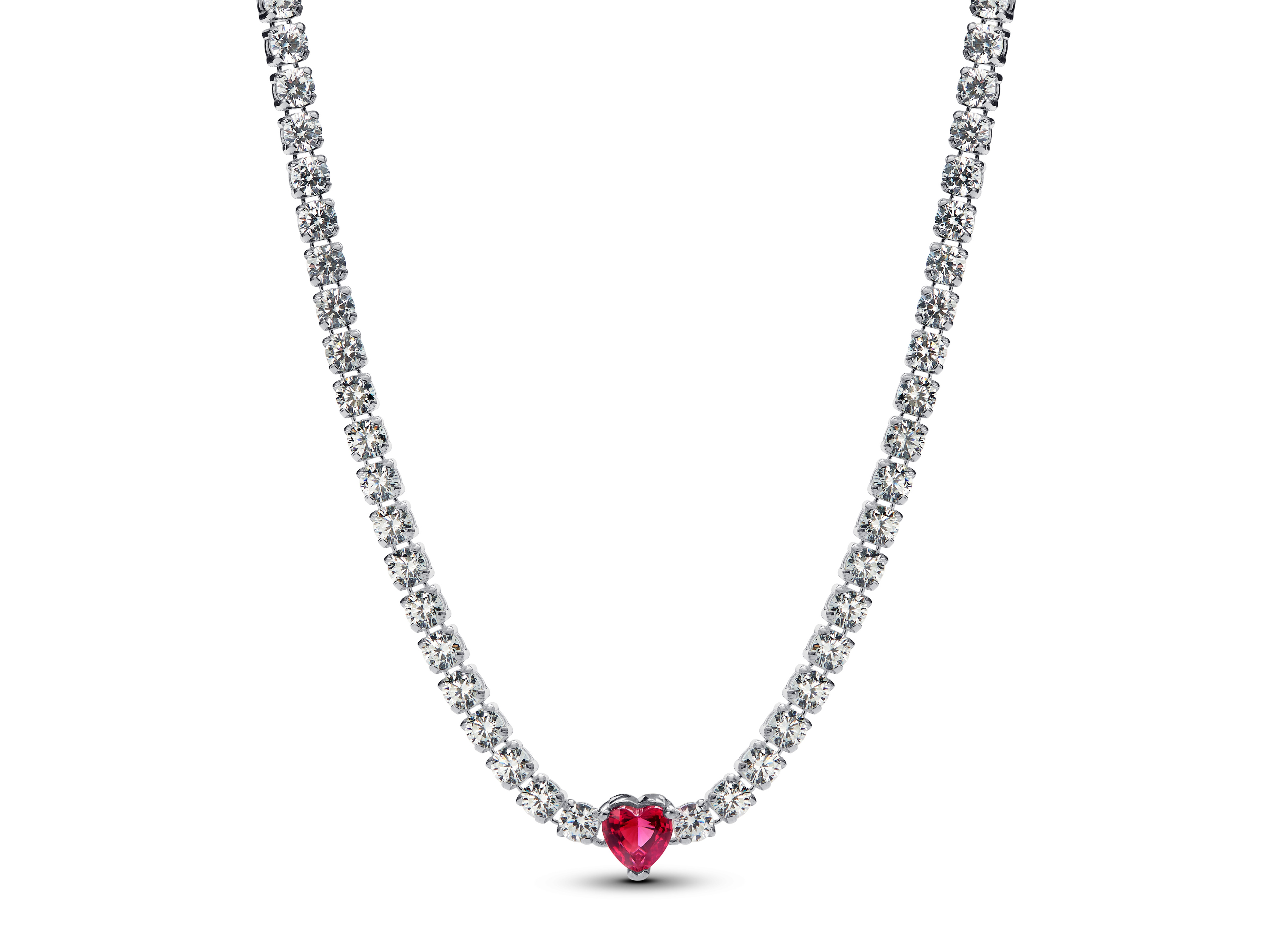 Ein elegantes Silberherz-Collier von Pandora, verziert mit rotem Jubiläums-Kristall in Form von Kirschen und klarem Zirkonia. Die Kette hat eine Länge von 40 cm.