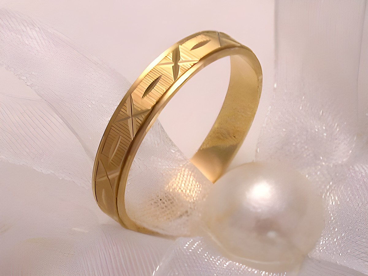 Trauring Ehering CROSS aus 585er Gold, Größe 52/16,5, mit feiner gravierter Oberfläche, hergestellt von Juwelier Harnisch, ideal für besondere Anlässe.