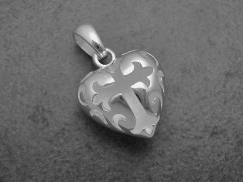 Herz Anhänger aus rhodiniertem Sterling Silber mit religiösem Muster und rotem Lack, hergestellt von Juwelier Harnisch, elegantes Design für einen besonderen Anlass.